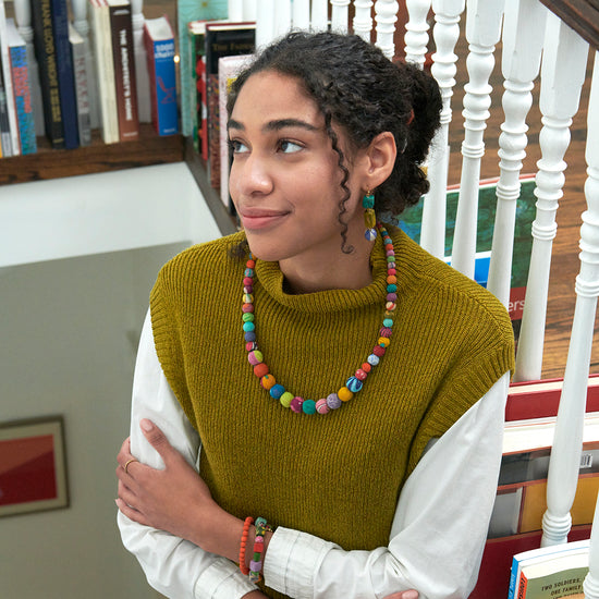 Load image into Gallery viewer, A model wears the Kantha Sintra Necklace.
